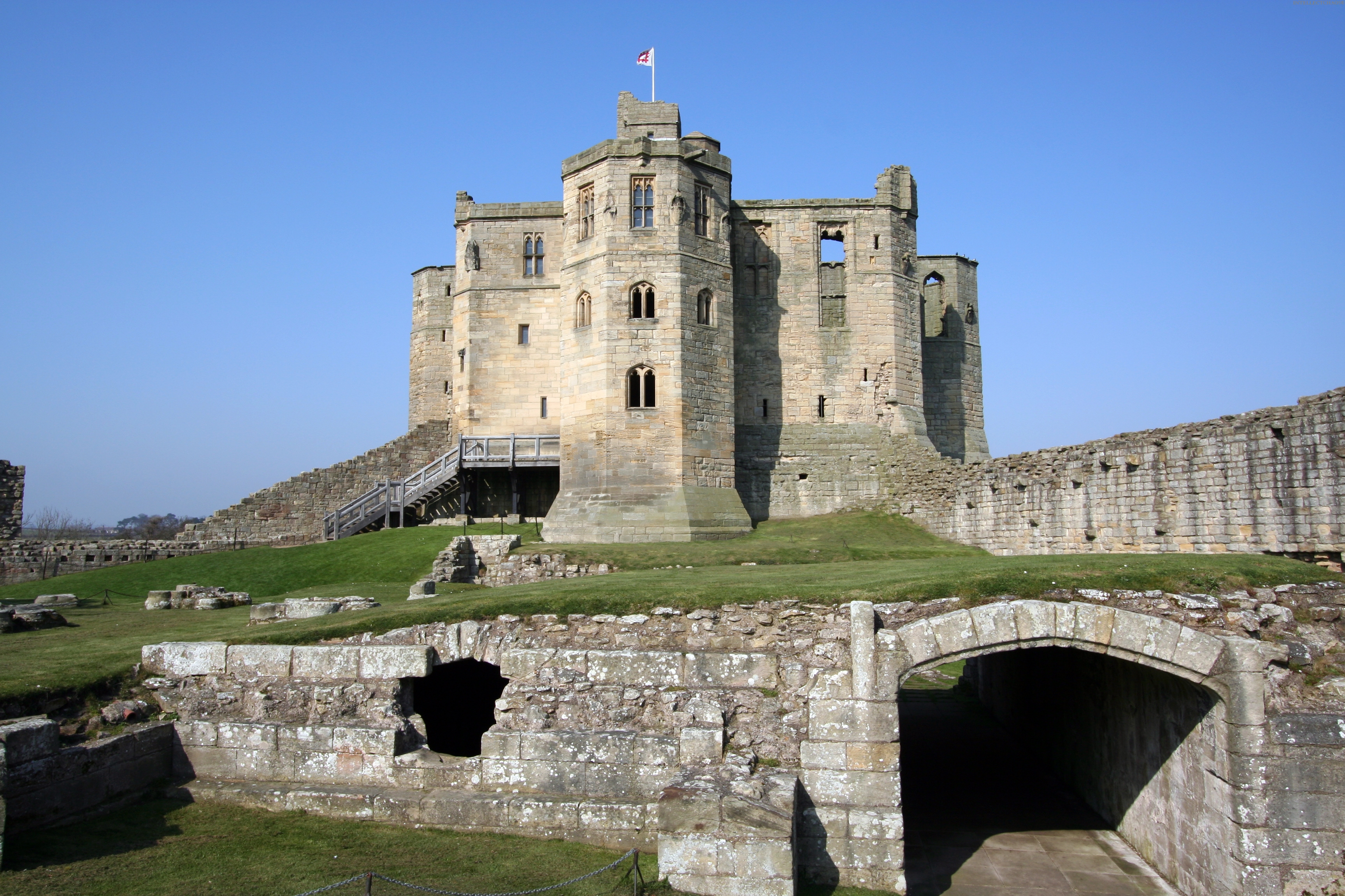 Замок господина. Замок Уоркуэрт Англия. Замок Бодиам Англия романский стиль. Замки феодалов средневековья. Замок крепость романский стиль.