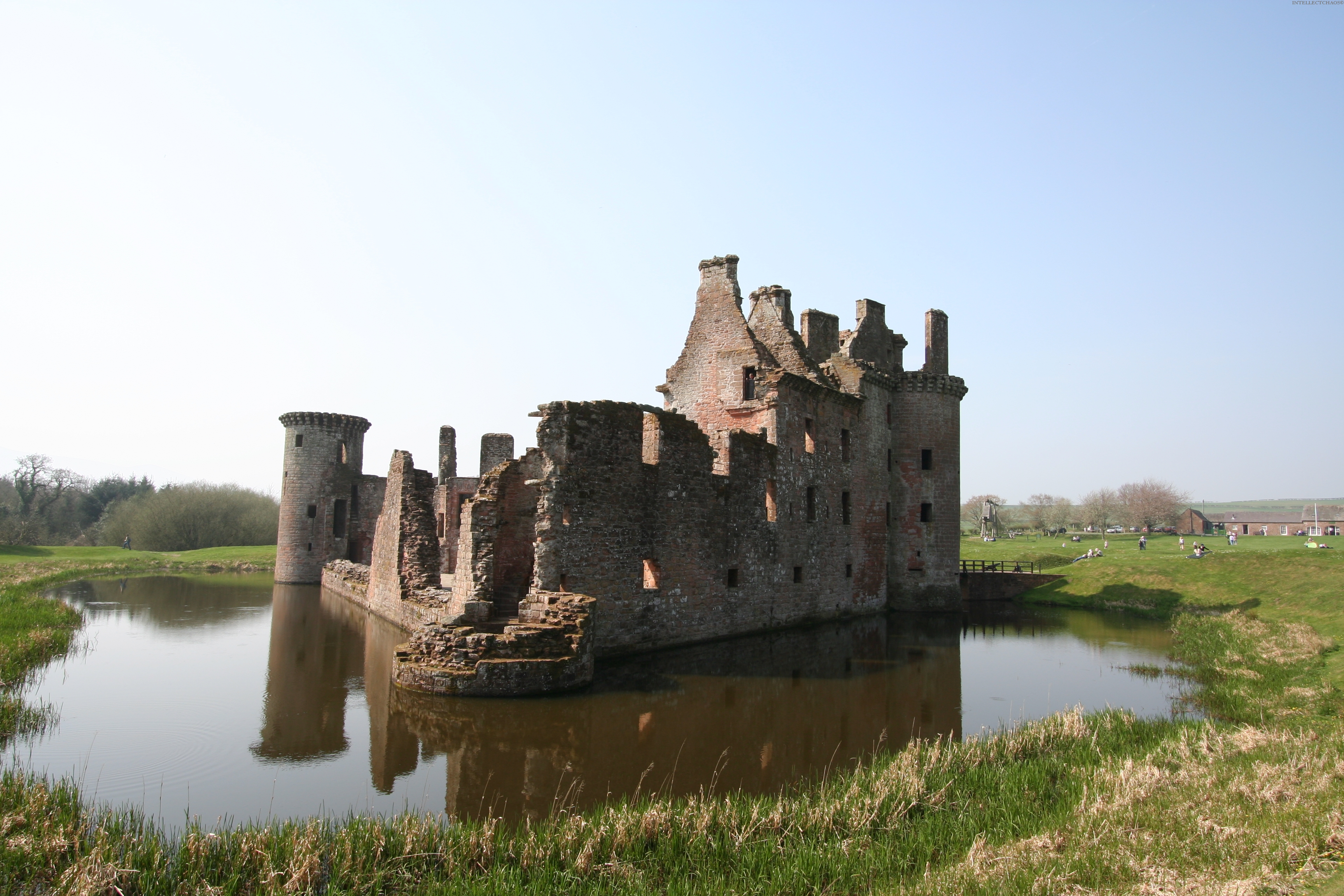 Окружение крепости. Замок Керлаверок Шотландия. Замок «Грайч», Уэльс. Развалины замка Клифф, Германия. Франция затопленный замок Франваль.