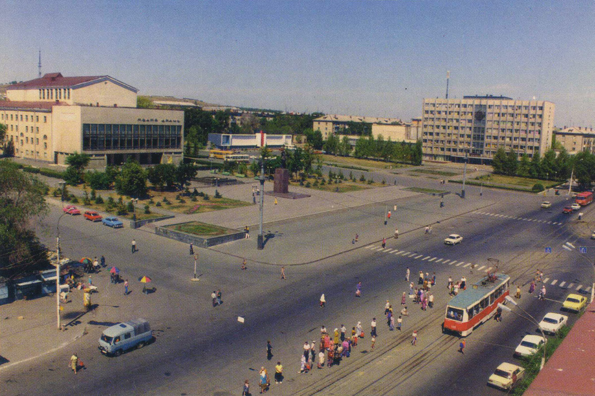 Есть ли в орске. Орск 1990. Орск центр города Комсомольская площадь. Комсомольская площадь Орск 1998. Старый Орск.